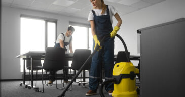 full-shot-people-cleaning-office